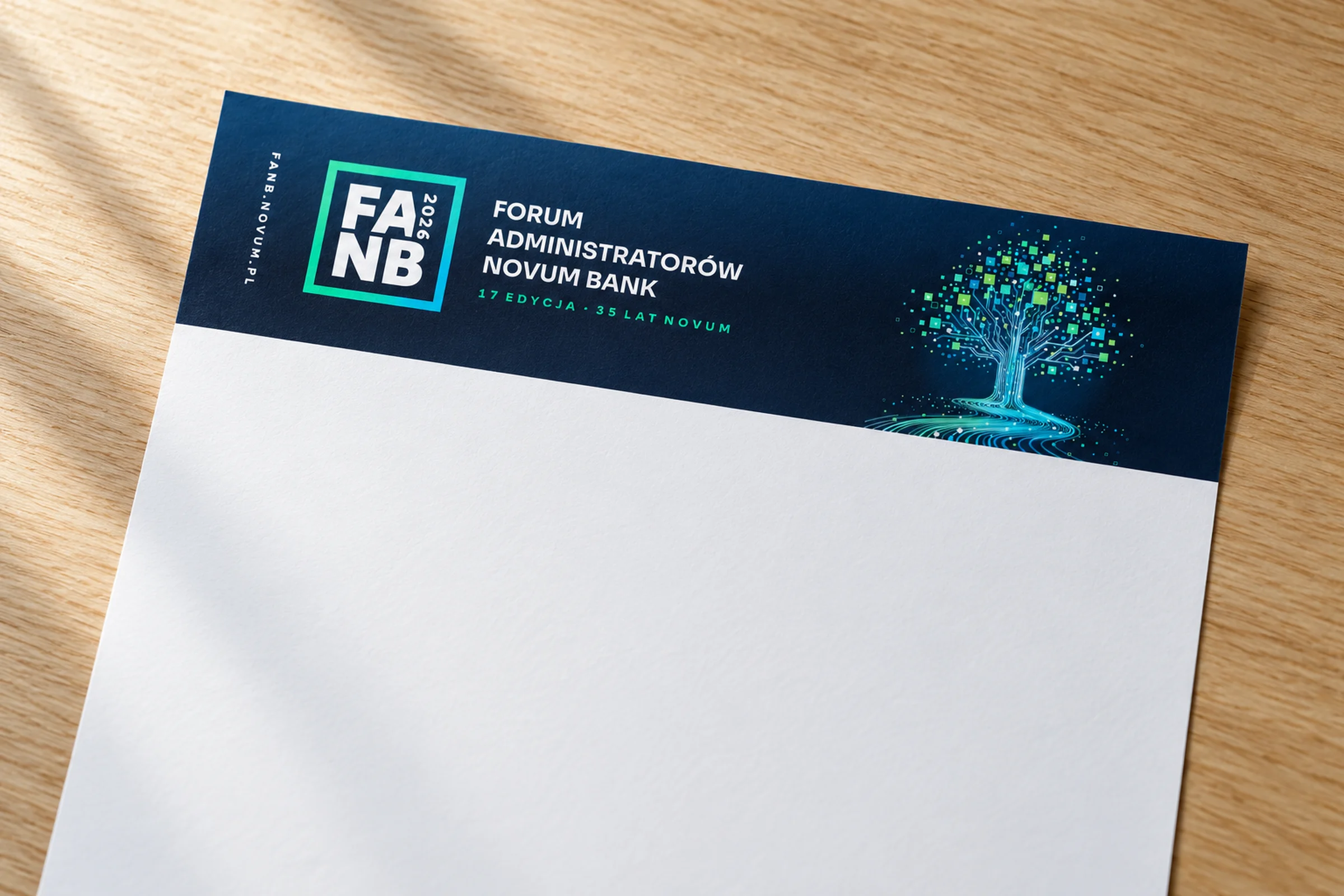 Nagłówek papieru firmowego FANB 2026 z logo forum i cyfrowym drzewem na jasnym drewnie