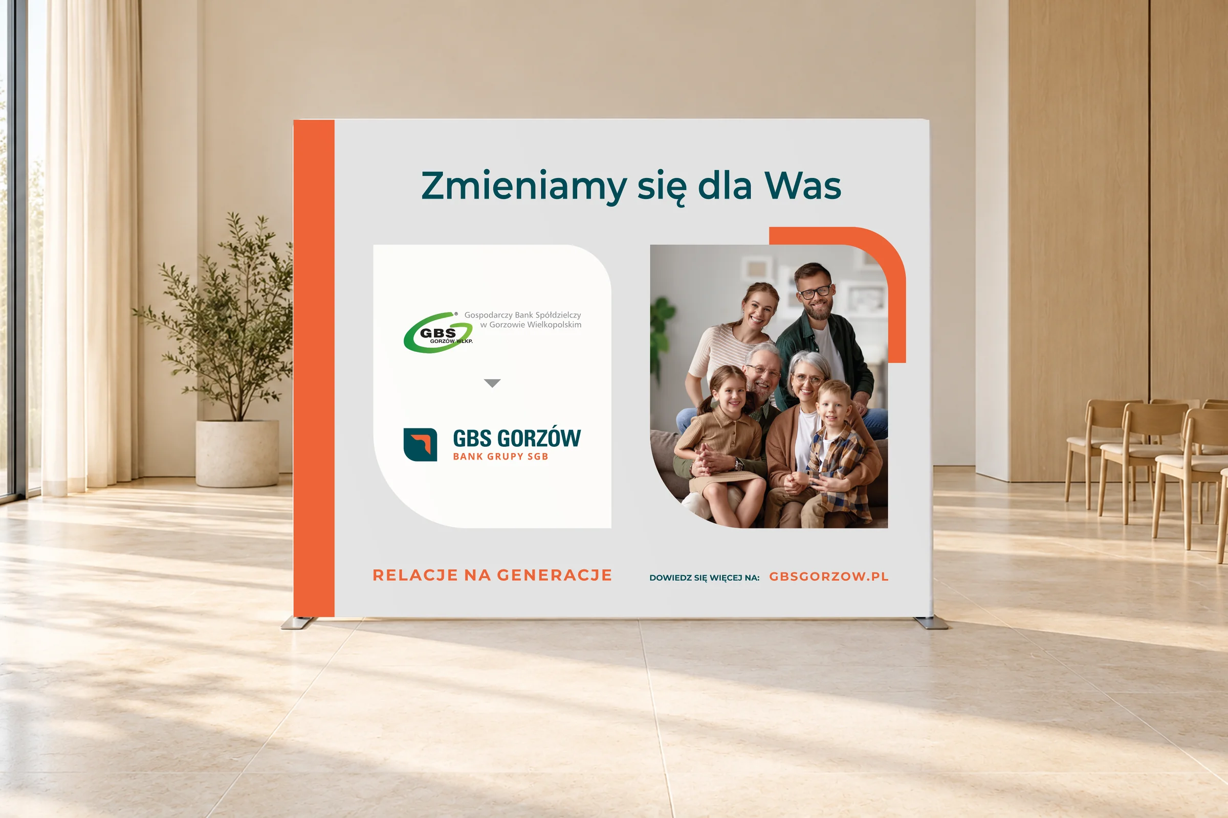 Ścianka „Zmieniamy się dla Was” z dawnym i obecnym znakiem GBS Gorzów
