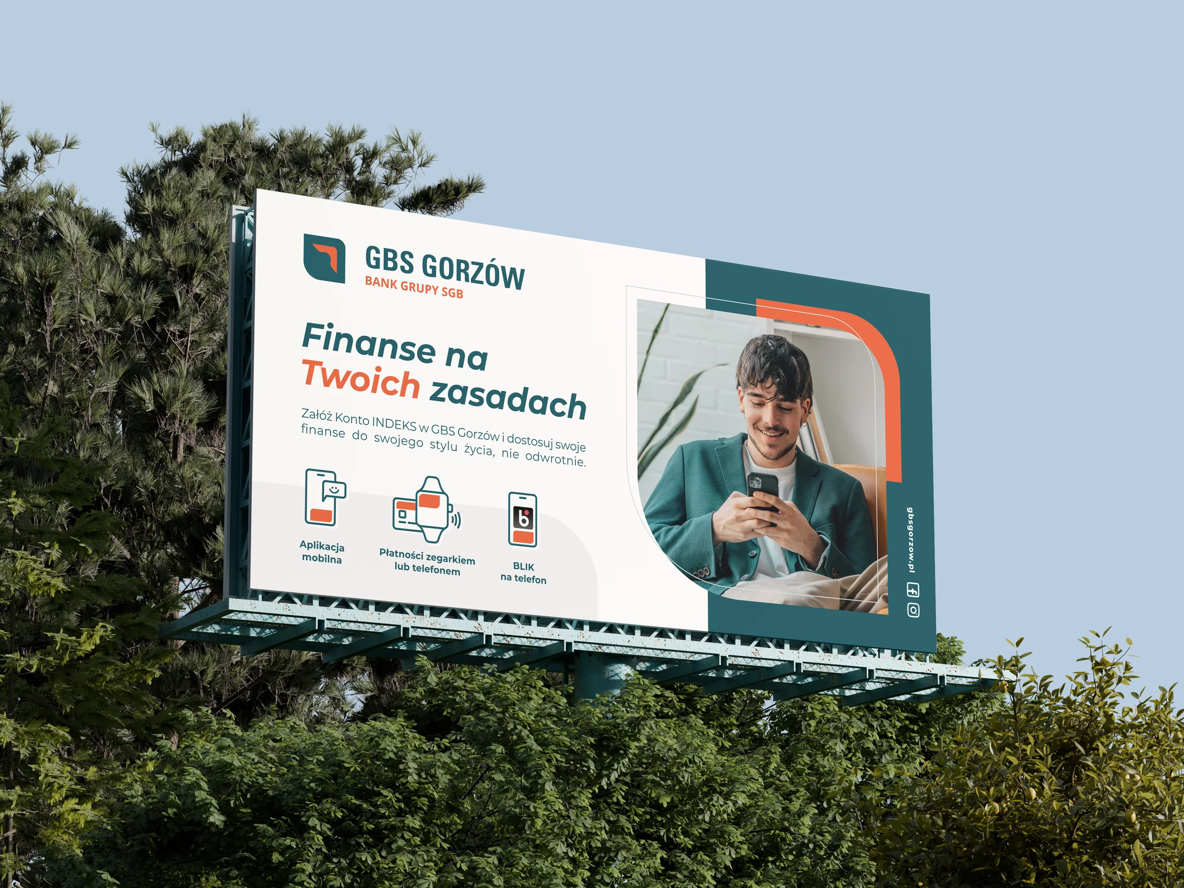 Billboard GBS Gorzów „Finanse na Twoich zasadach” z młodym mężczyzną przy telefonie i Kontem INDEKS