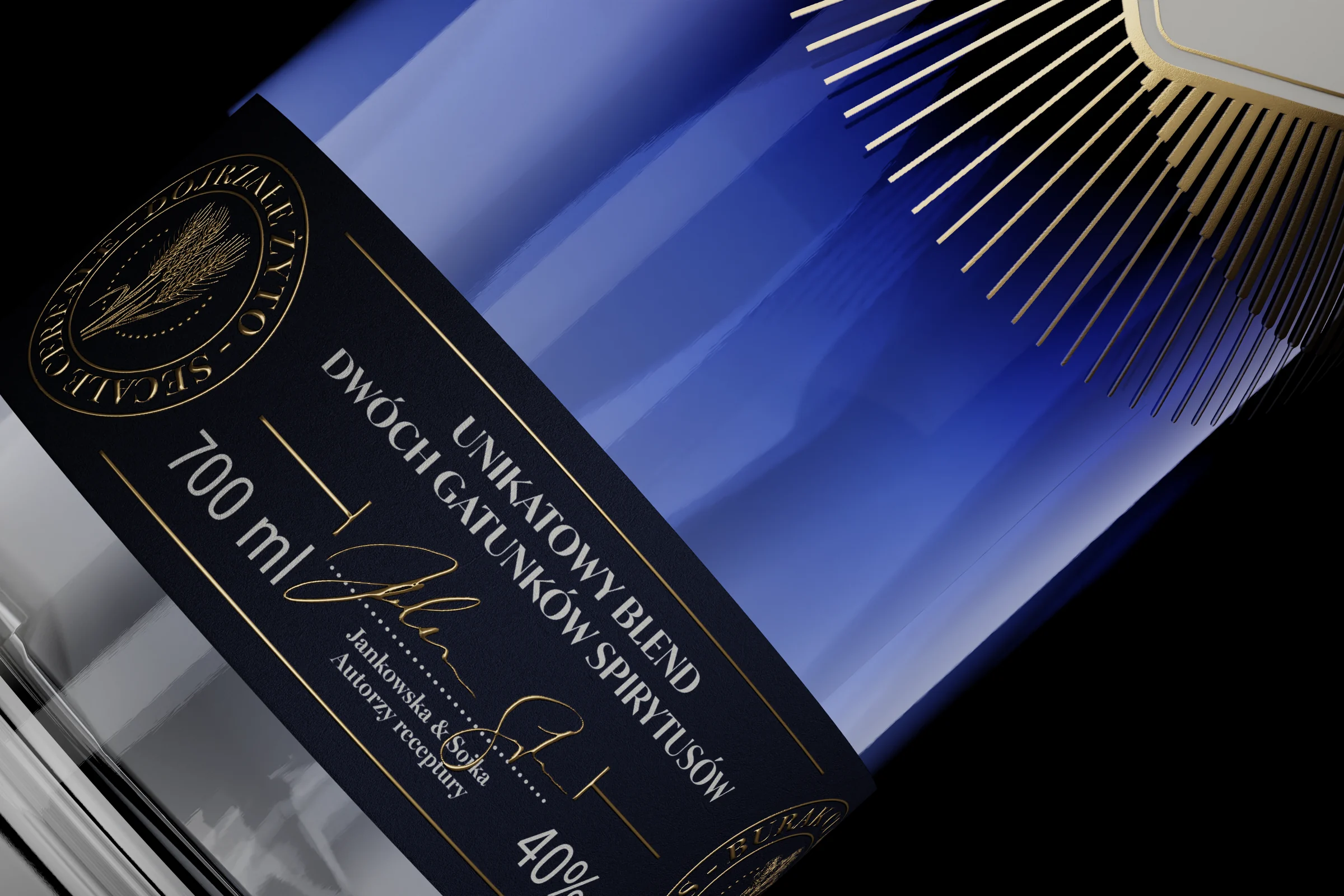 Granatowy pasek dolny z napisem Unikatowy blend dwóch gatunków spirytusów, pojemnością 700 ml i złoconą pieczęcią