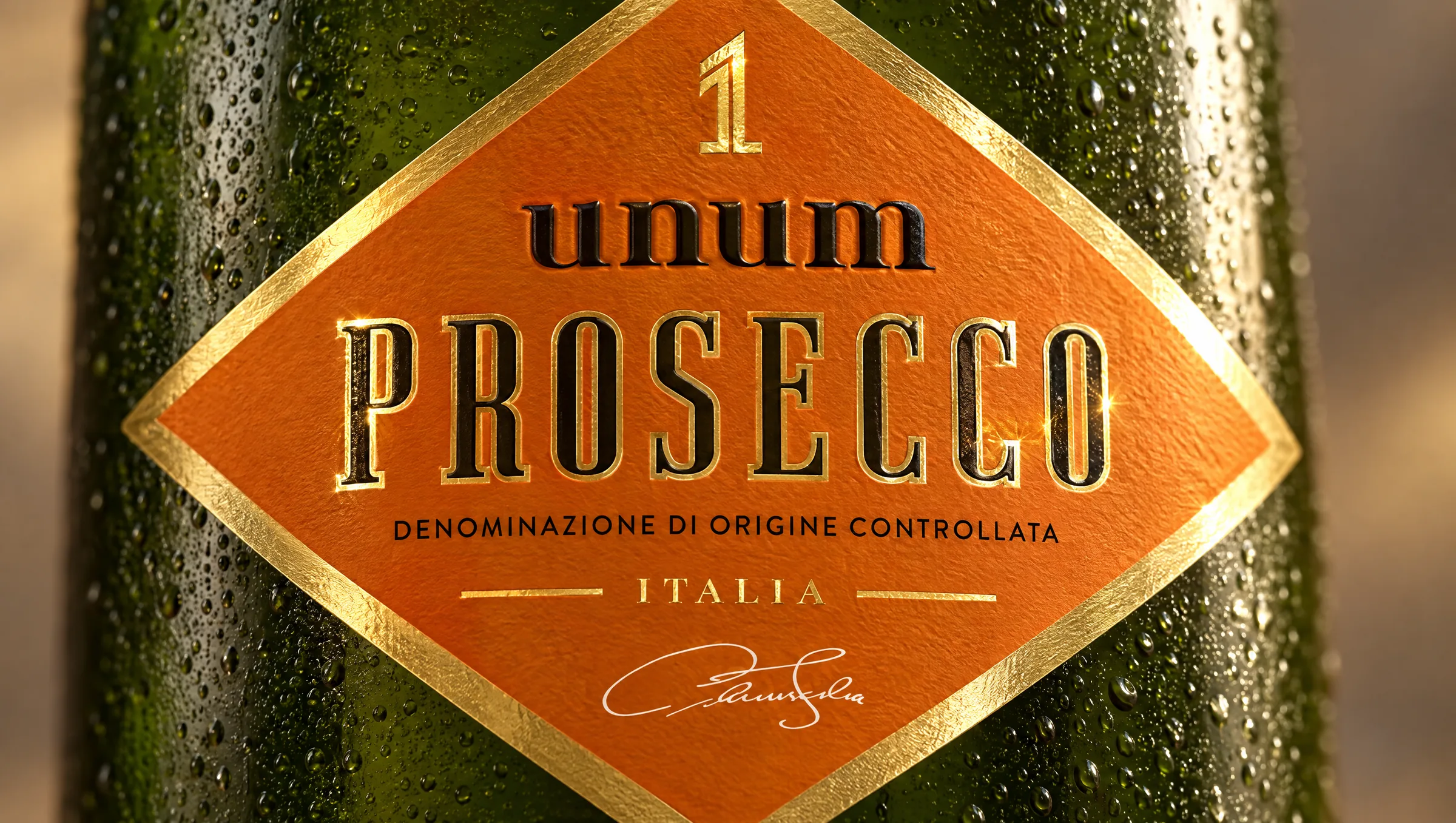 Zbliżenie etykiety Unum Prosecco Spumante ze złoceniem i tłoczeniem